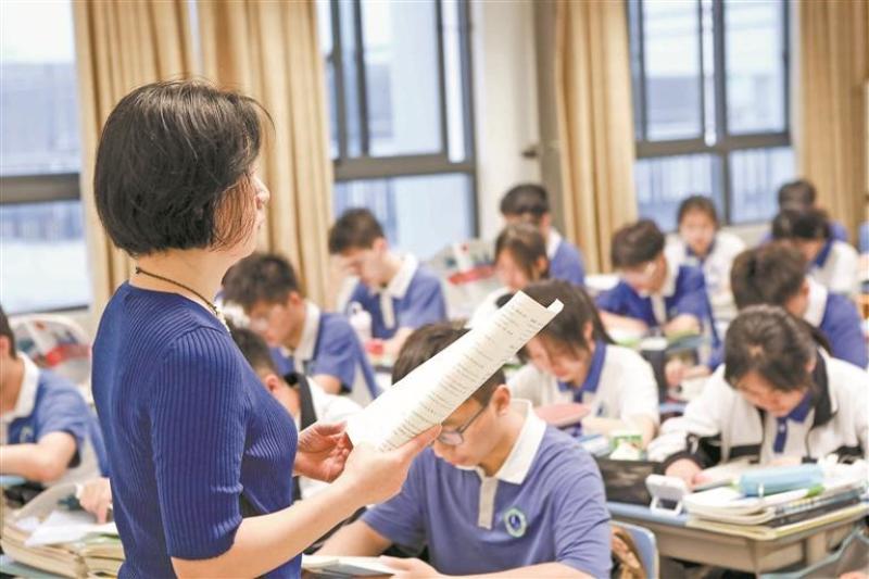 光明区坚持党建引领凝聚为民服务合力，将好事实事办到群众心坎上