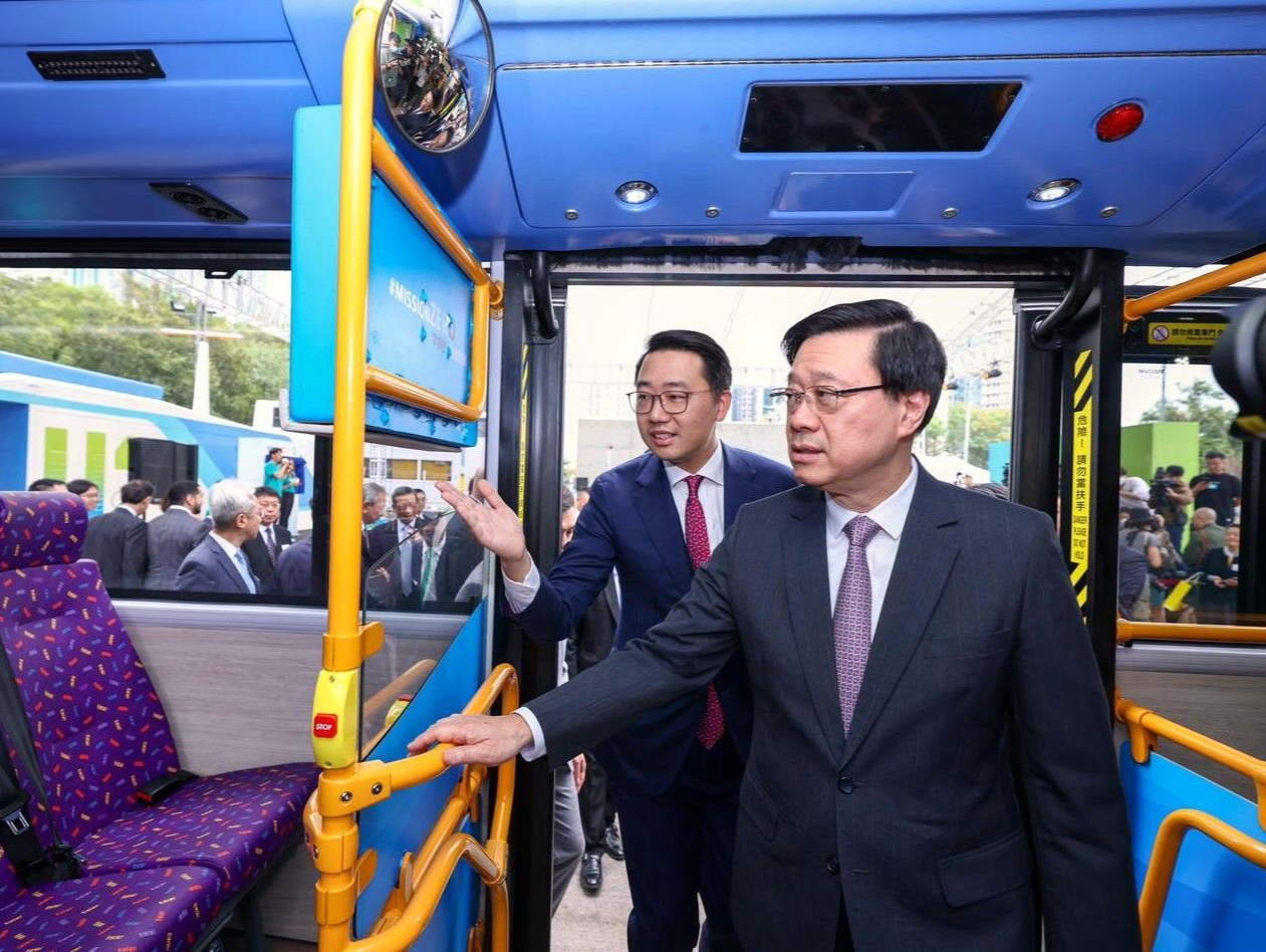 李家超到场试乘！香港首个加氢站及首辆双层氢能巴士正式投入运营