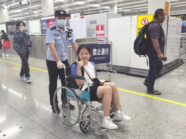 有惊无险！福田口岸旅客通关受伤 民警推爱心“轮椅”护航