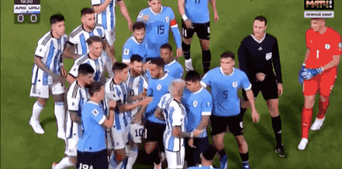 世预赛阿根廷0-2不敌乌拉圭！比赛中两队爆发激烈冲突