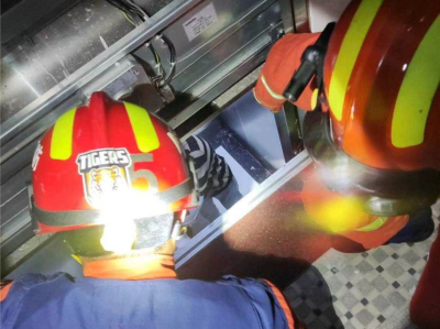 罗湖区一居民楼电梯突发故障 消防员救出3名被困人员