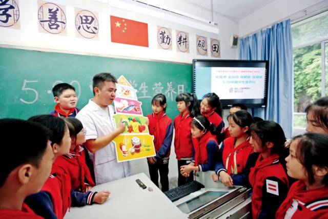 2022年5月18日，重庆市万盛经开区中医院走进砚石台小学，开展“知营养 会运动 防肥胖 促健康”5·20中国学生营养日宣传活动。图/视觉中国