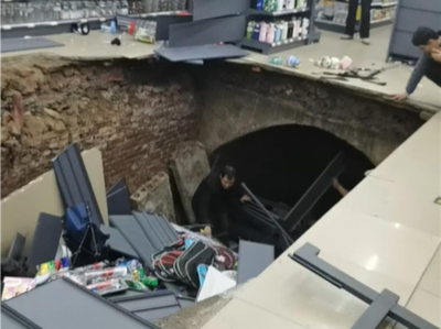 河南一超市开业次日地面塌出大洞，官方：两人掉落受轻微伤，现场已封锁调查