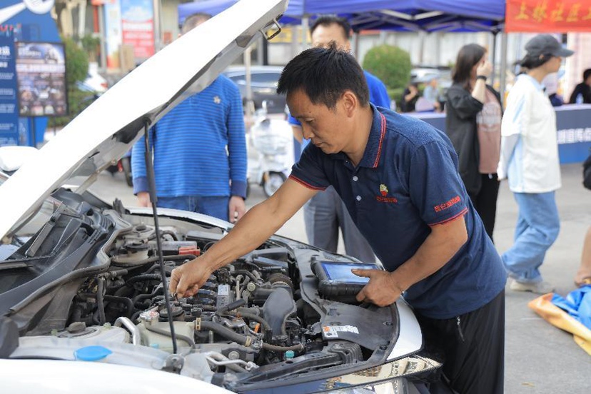推进“百千万工程”，上林社区工会联合会开展第一届汽车维修职业技能竞赛