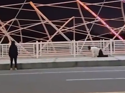 郑州警方通报“男子在桥上跪地爬行”，律师：娱乐行为也易涉及违法犯罪