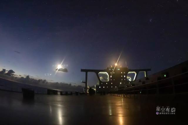 江苏星空摄影爱好者邵曙光2023年2月22日在大西洋上行进的“海珠荣兴”轮上拍摄的金星、木星合月。（本人供图）