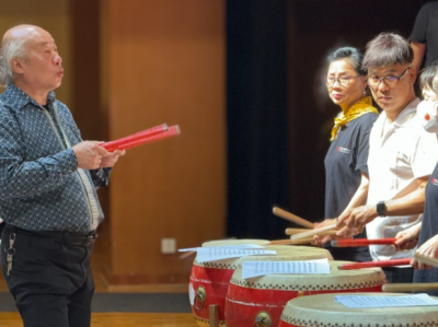 深圳演奏家安源亲身授课，海外侨胞共奏打击乐《龙的传人》