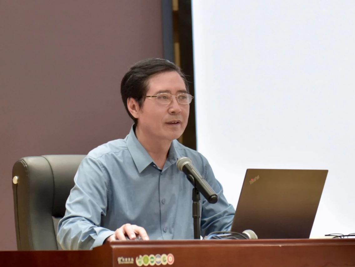 人教版生物学教材主编走进深圳校园“传经送宝”
