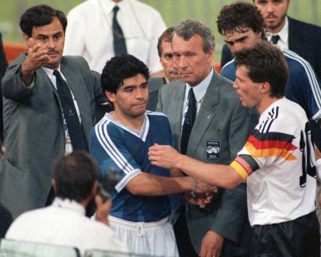 1990年世界杯决赛后，马特乌斯安慰马拉多纳。