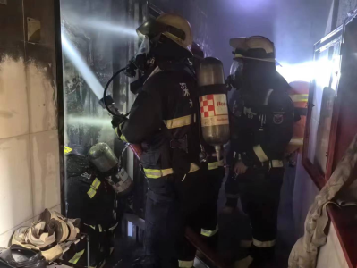 光明一住宅楼起火 12名居民被紧急疏散