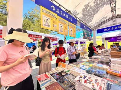 深圳书展活动一场接一场，市民购书一车连一车