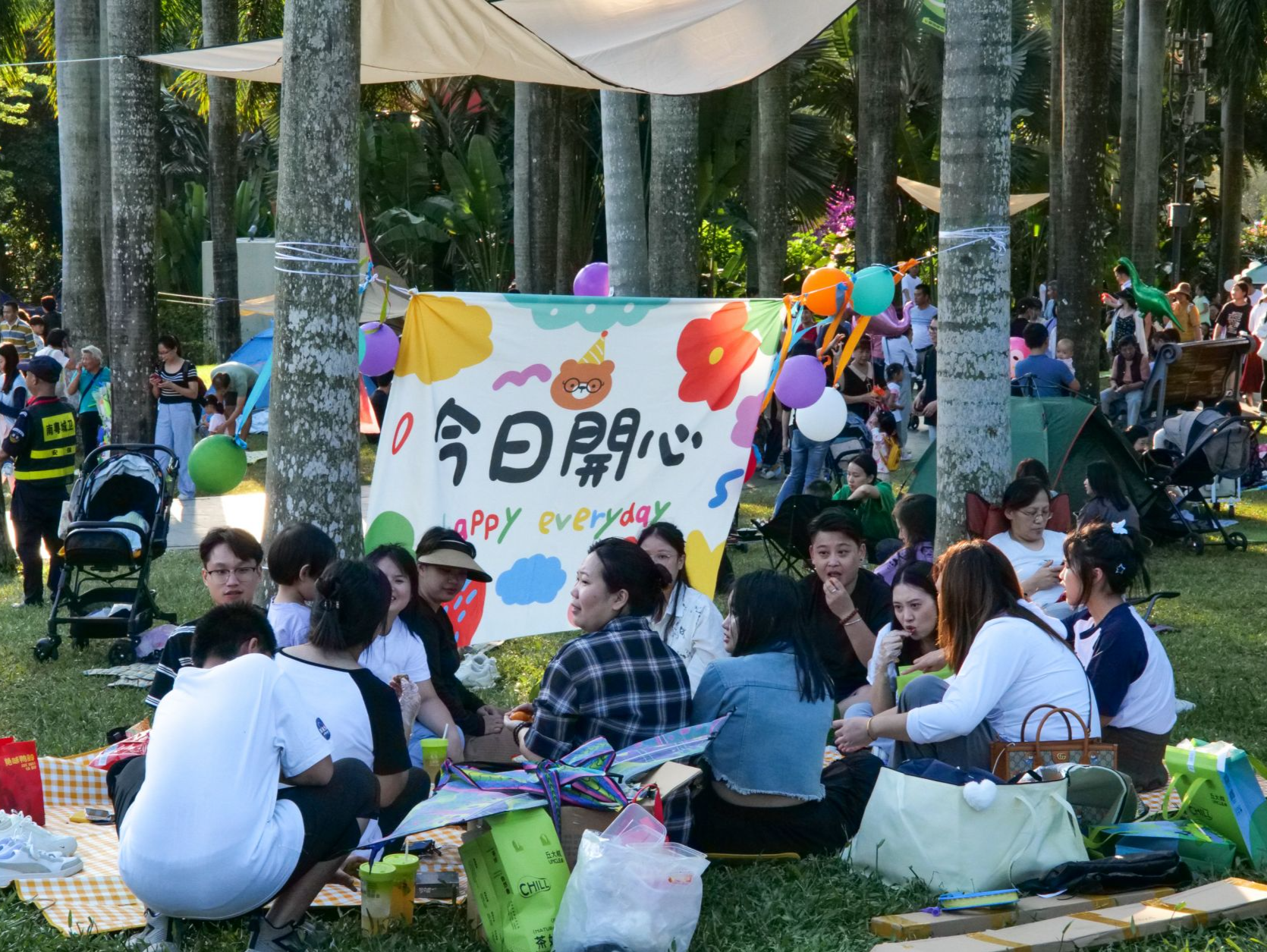 今天，莲花山公园被“挤爆”了
