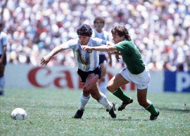 1986年世界杯，马特乌斯防守马拉多纳。