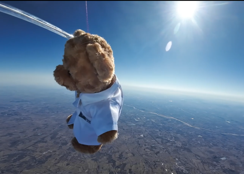 大学生将小熊送入约三万米高空 深圳物理老师直呼：太浪漫了
