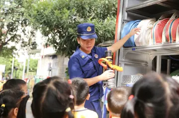 消防车“开”进幼儿园！园岭街道举办2023年消防安全宣传活动
