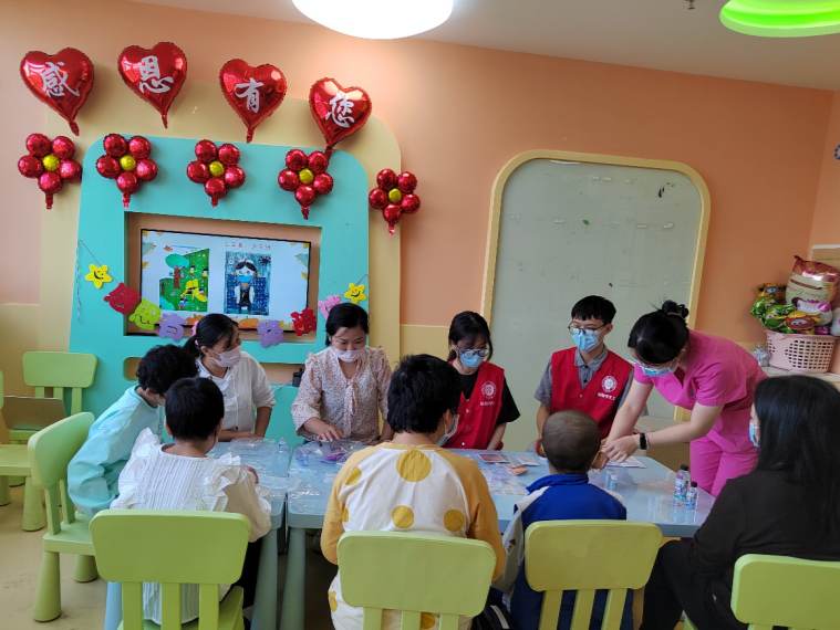 深圳市儿童医院·Vcare关爱空间举行感恩主题画展和艺术体验活动