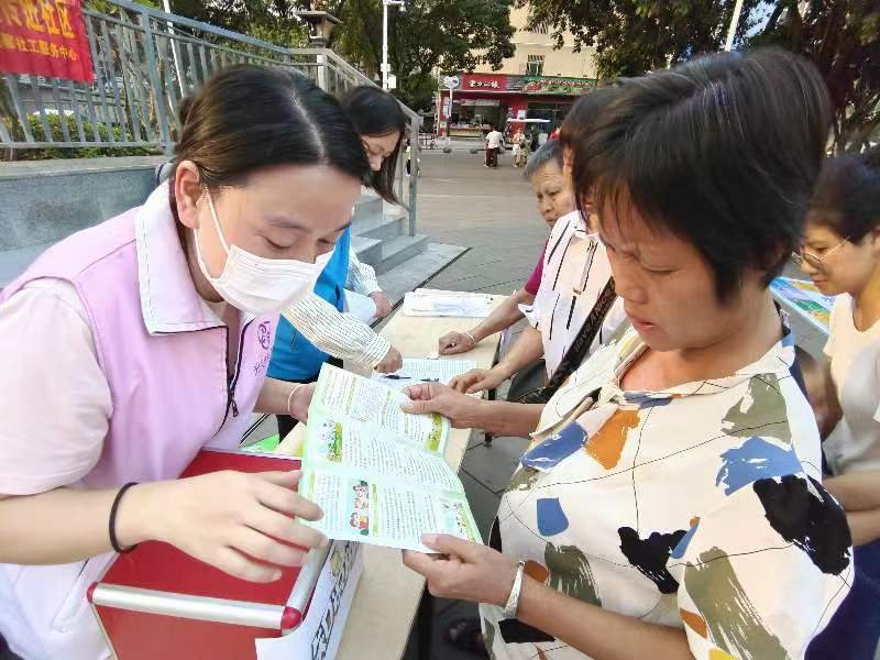 光明区民政局进社区宣传《未成年人保护法》