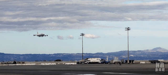 △习近平乘坐的专机即将降落旧金山国际机场。（总台央视记者张晓鹏拍摄）