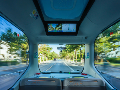 全国首个自动驾驶小巴商业收费运营服务在广州开放，乘坐攻略→