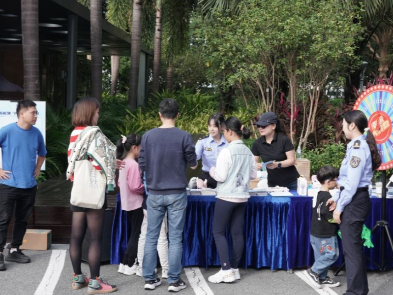 海洋守护共同行：  深圳市海洋综合执法支队开展宪法日宣传活动
