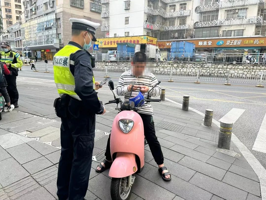 深圳交警开展电动自行车整治行动，重点在城中村及地铁站出入口