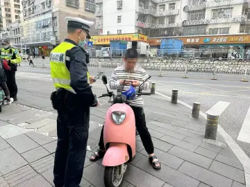 深圳交警开展电动自行车整治行动，重点在城中村及地铁站出入口
