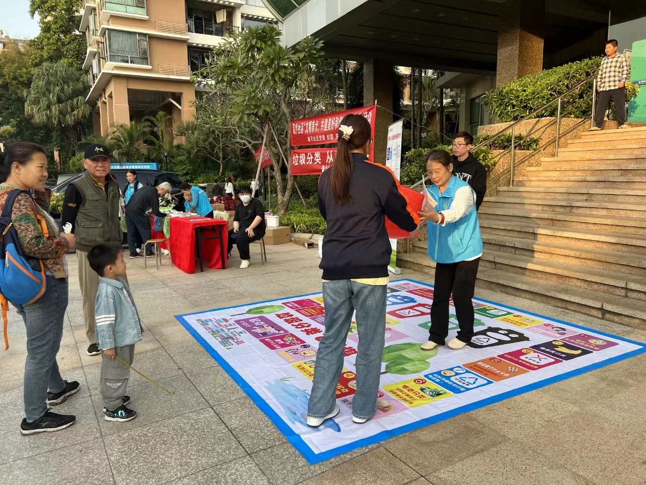 南山区招商街道海月社区开展垃圾分类宣传