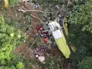菲律宾一辆巴士坠入悬崖，已致25人死亡