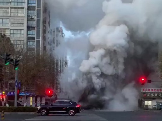 连云港地下管道炸裂喷射黑液 12345回应：是隐私，暂时不能透露