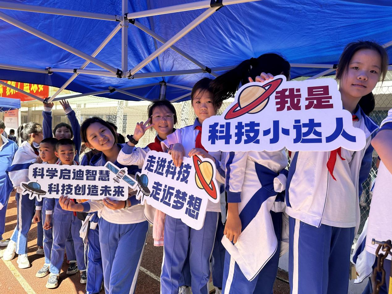 “科学启迪智慧，科技创造未来” 学府一小科技节举行