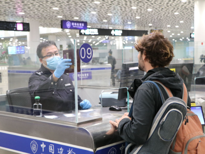 试行单方面免签政策首日 深圳迎来首架客运航班