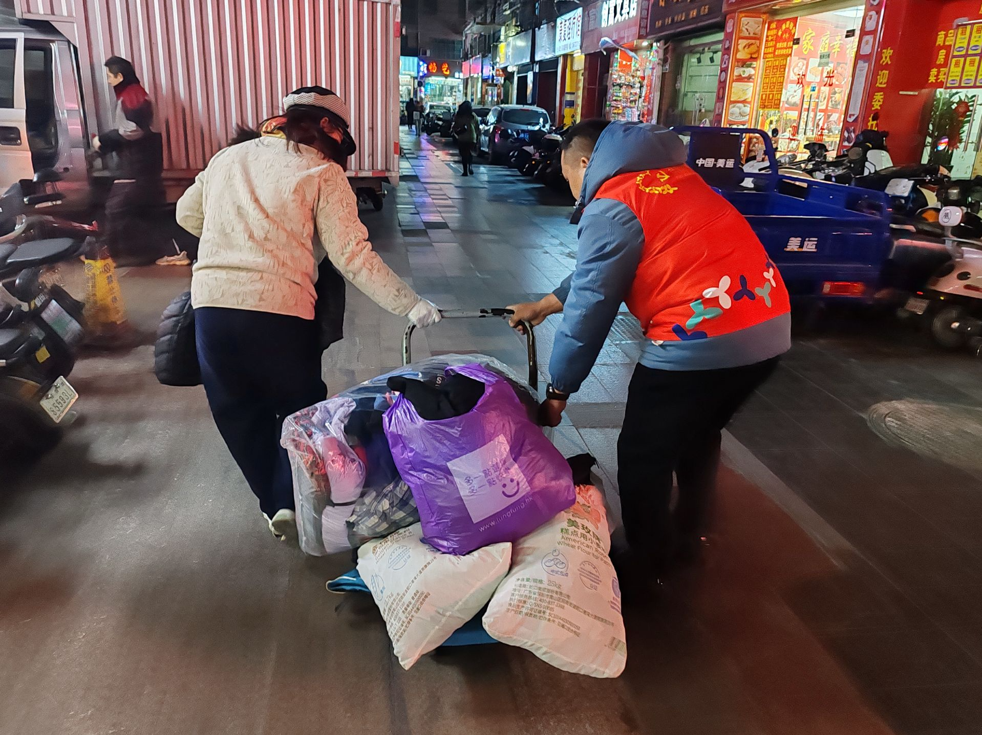 “谁家有12岁孩子的衣服，急需！”南新社区居民连夜捐赠冬衣送困难家庭孩子