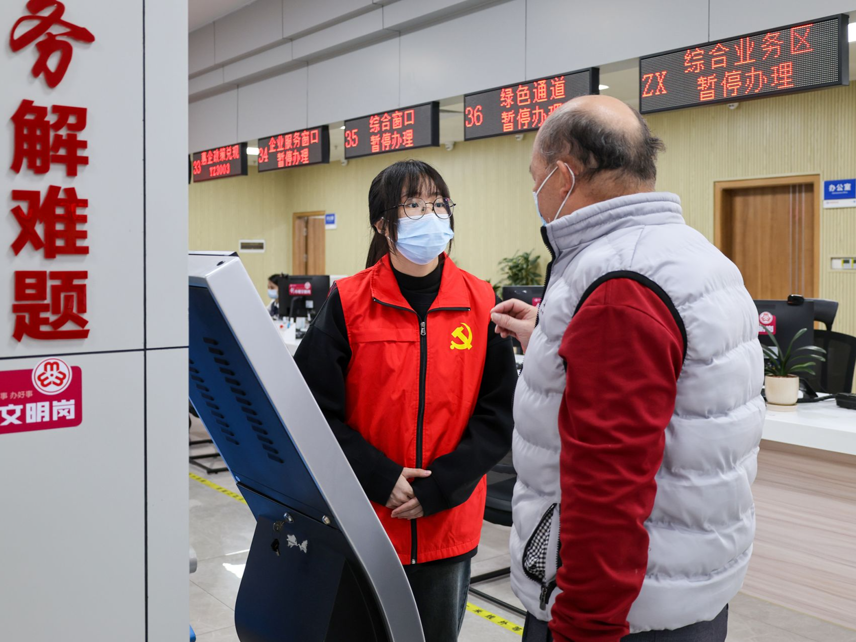 东莞石龙开展首期“志愿+政务”党员先锋服务行动
