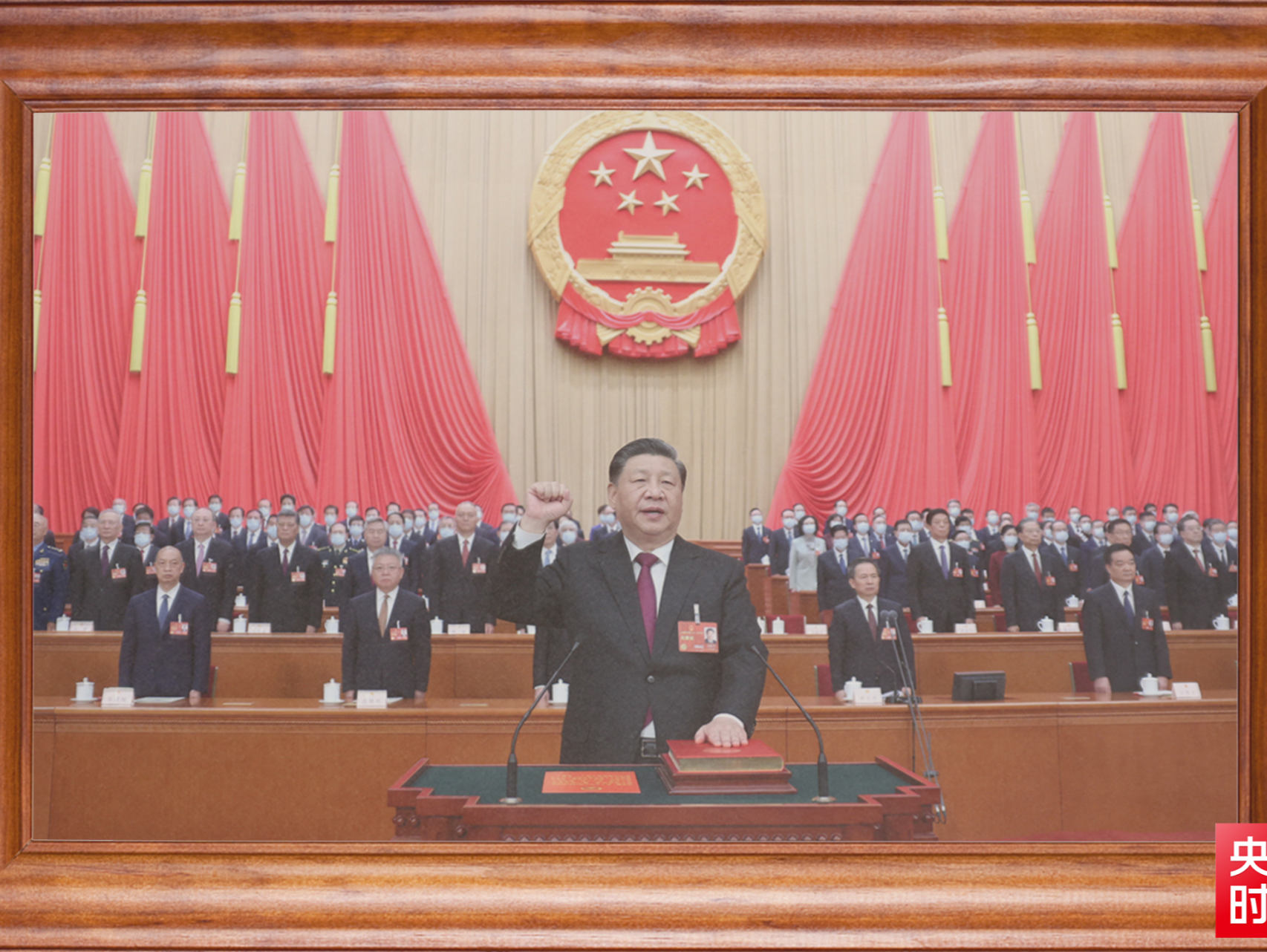 国家主席习近平书架上的照片“上新”，记录哪些动人瞬间？