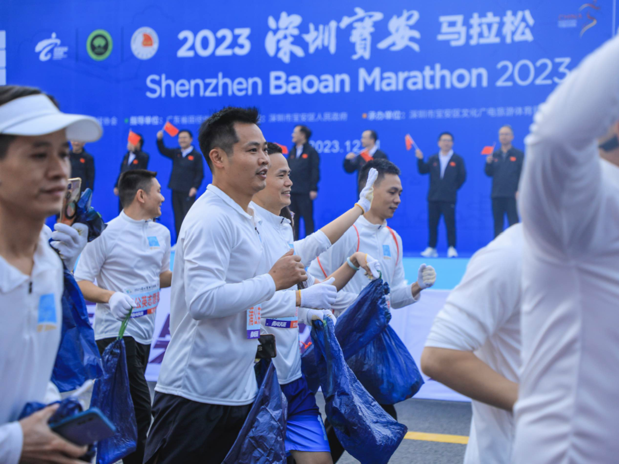 深圳慢跑捡拾首次亮相马拉松赛事，助力垃圾分类成为低碳生活新时尚