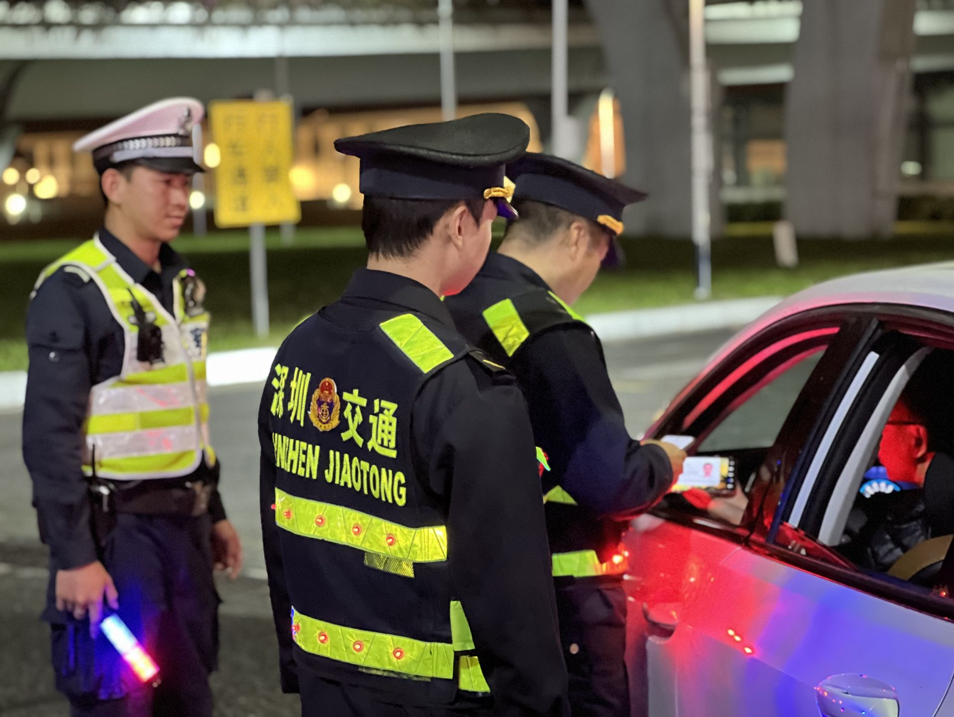 现场执法+上门普法！执法支队多举措规范巡游出租车营运  