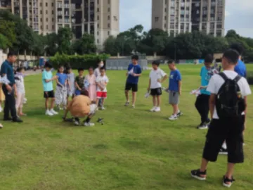 党建共建盘活社区场地资源，滨河小学学生有了“新”活动场地