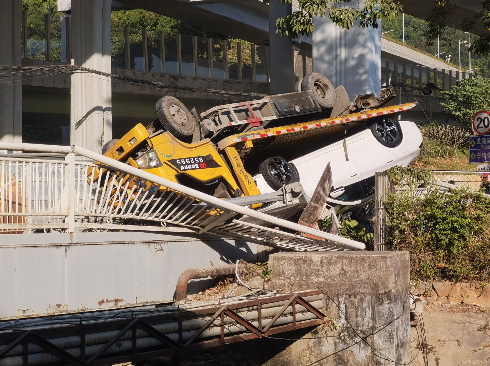 道路救援车侧翻险坠河，广东海警火速救援