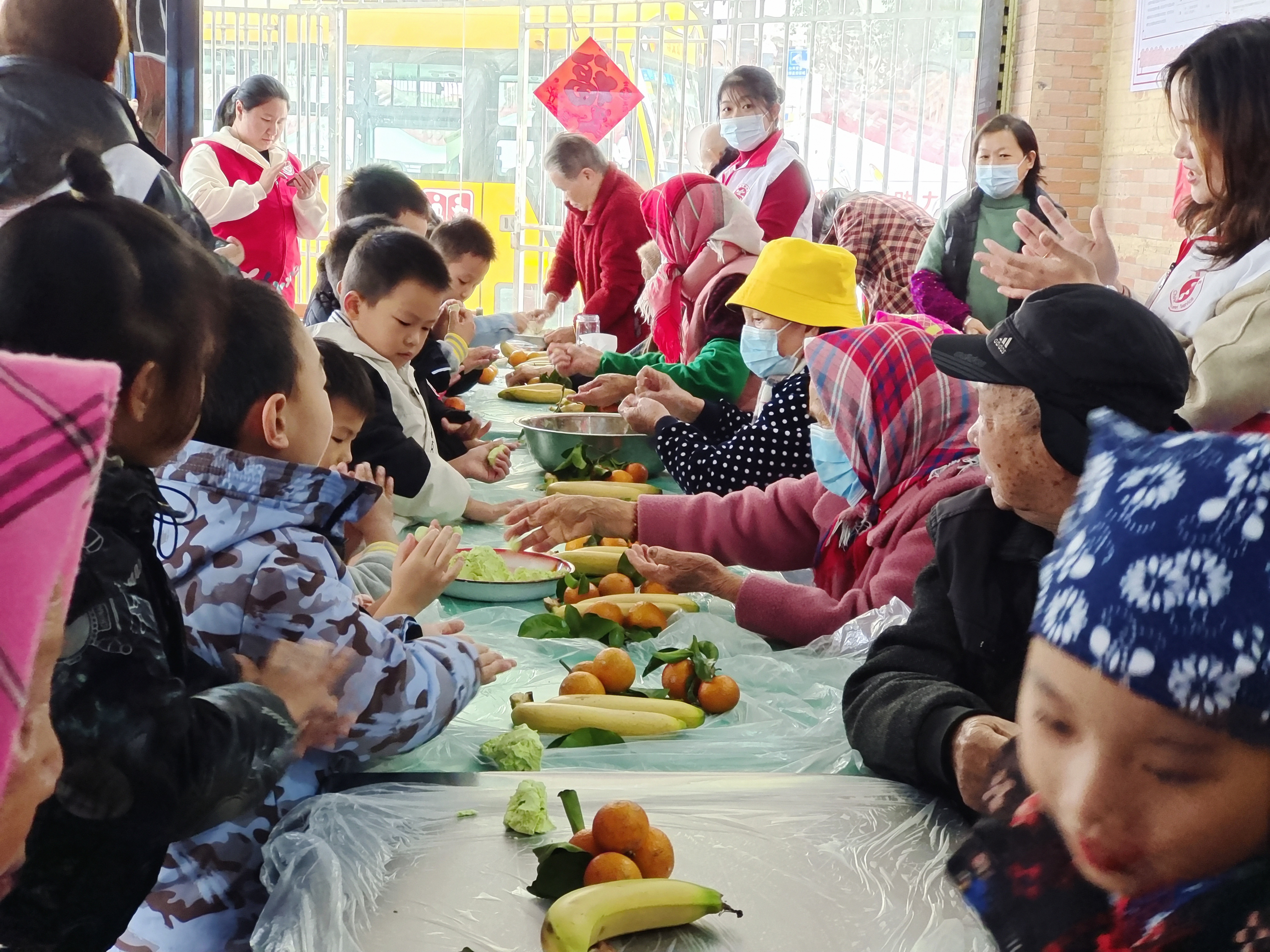 凤凰街道开展“情暖冬至”老幼同乐活动
