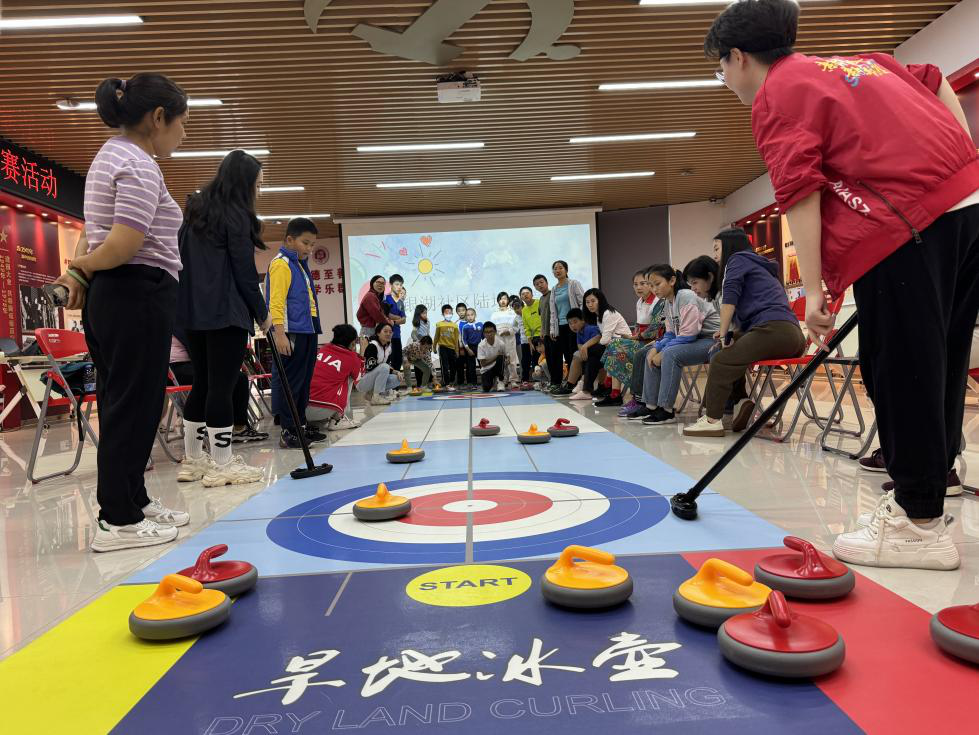 趣味十足！清水河街道银湖社区组织开展旱地冰壶比赛