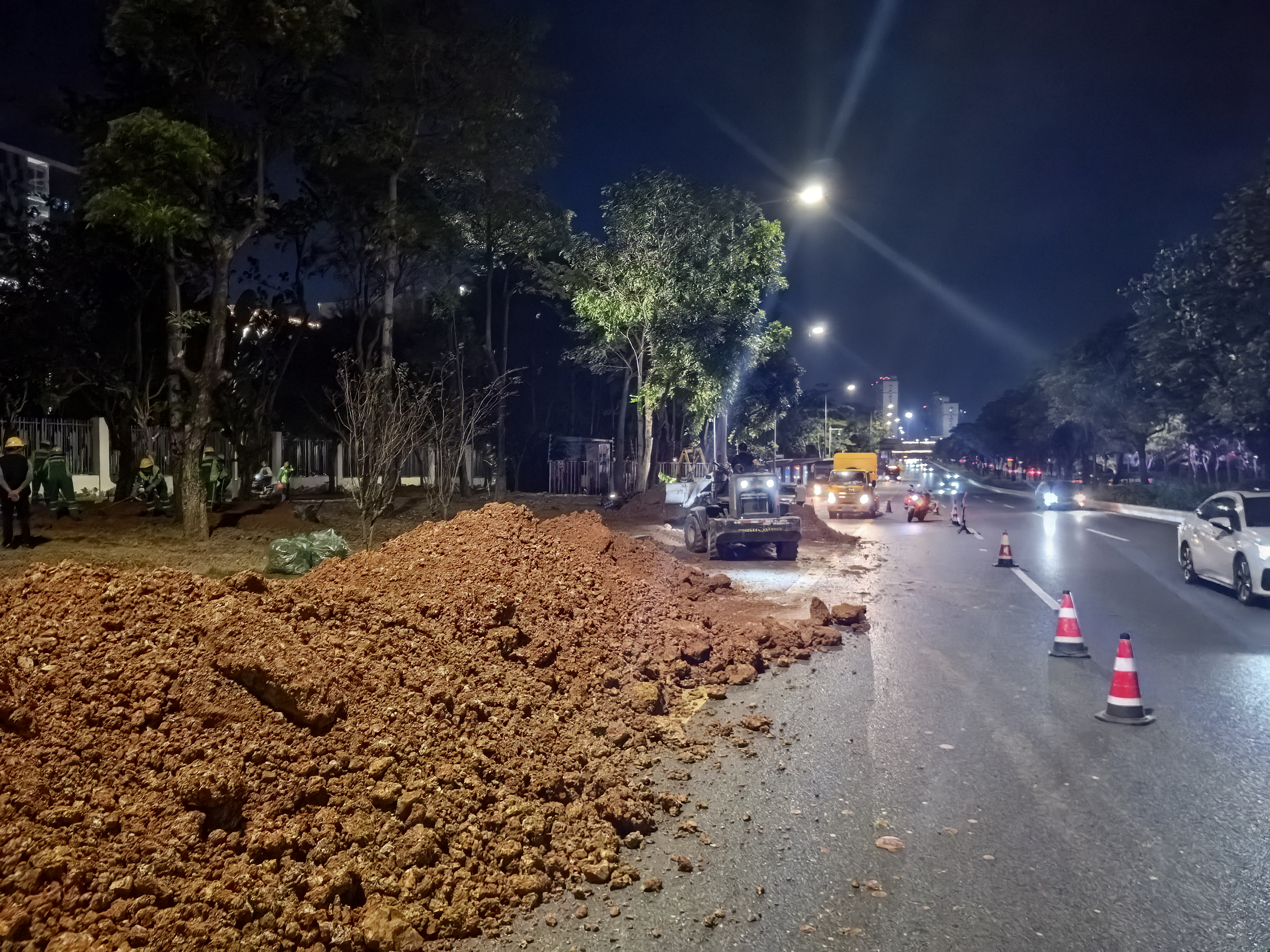 龙岗：违法占道施工给道路“添堵”，责任人被行政拘留！