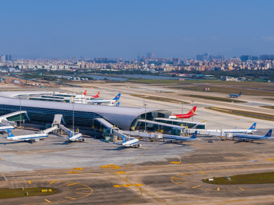 全年旅客吞吐量将超过5200万人次，深圳机场今年单日航班量、客流量双创新高