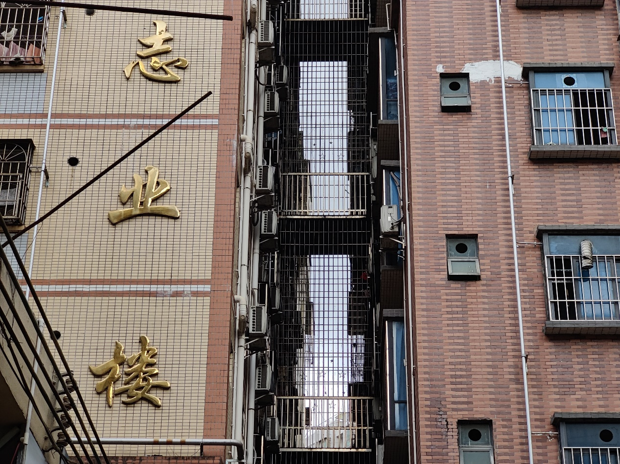 深圳龙华城中村惊现迷你“空中连廊”！街道：未查到报建手续