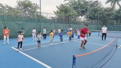 光明街道向辖区居民提供公益网球培训