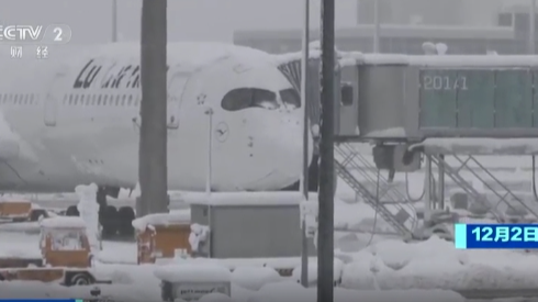 德国暴雪，交通瘫痪！飞机被冻在跑道上，这一国际机场暂时关闭