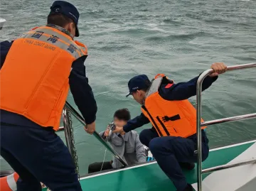 深圳海警救助遇险桨板海钓游客