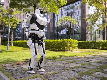 全球首创！深圳发布可跳跃可量产的开源鸿蒙人形机器人