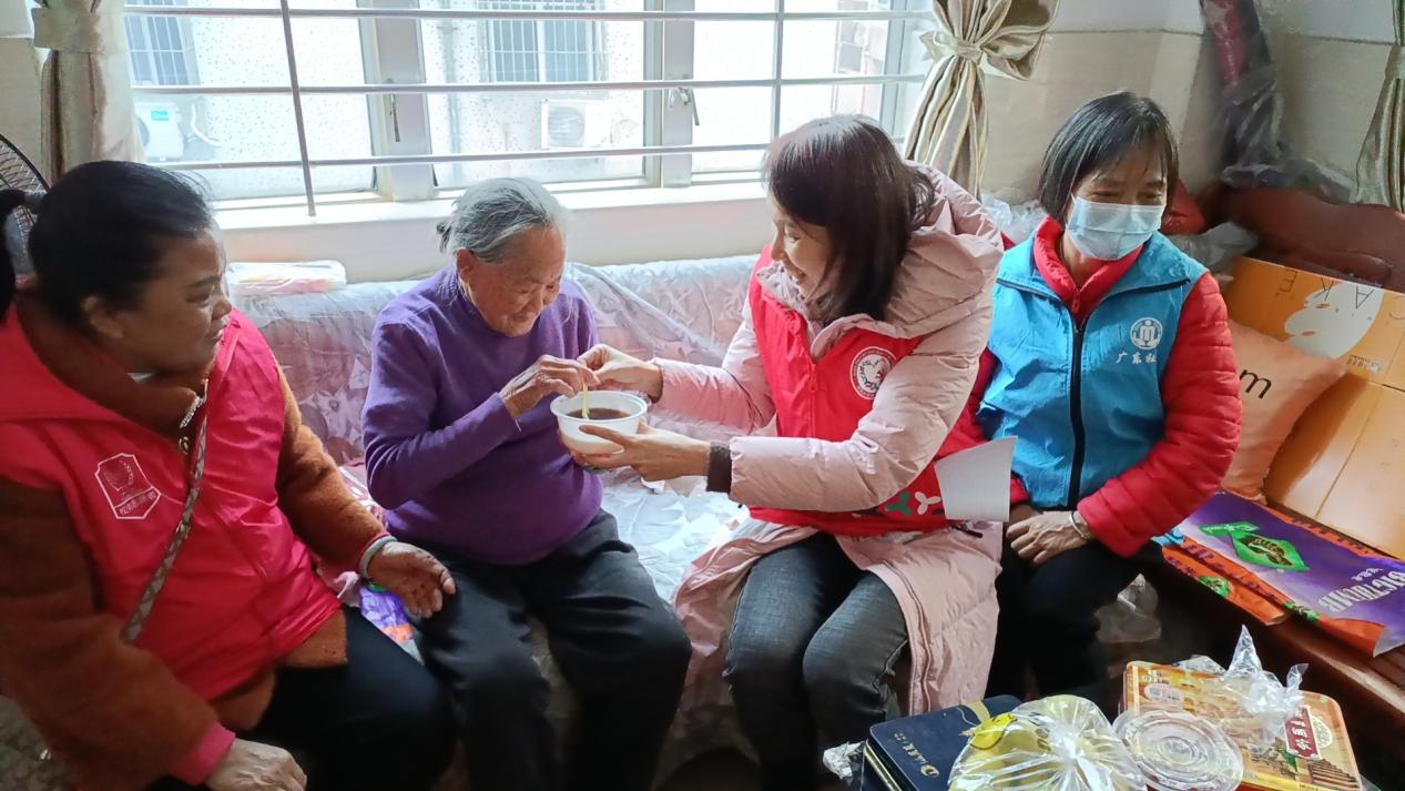 花果山社区开展“迎冬至 暖心窝”入户慰问特殊老人活动