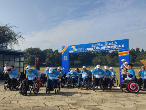 深圳湾畔，他们坐在轮椅上“跑”完马拉松