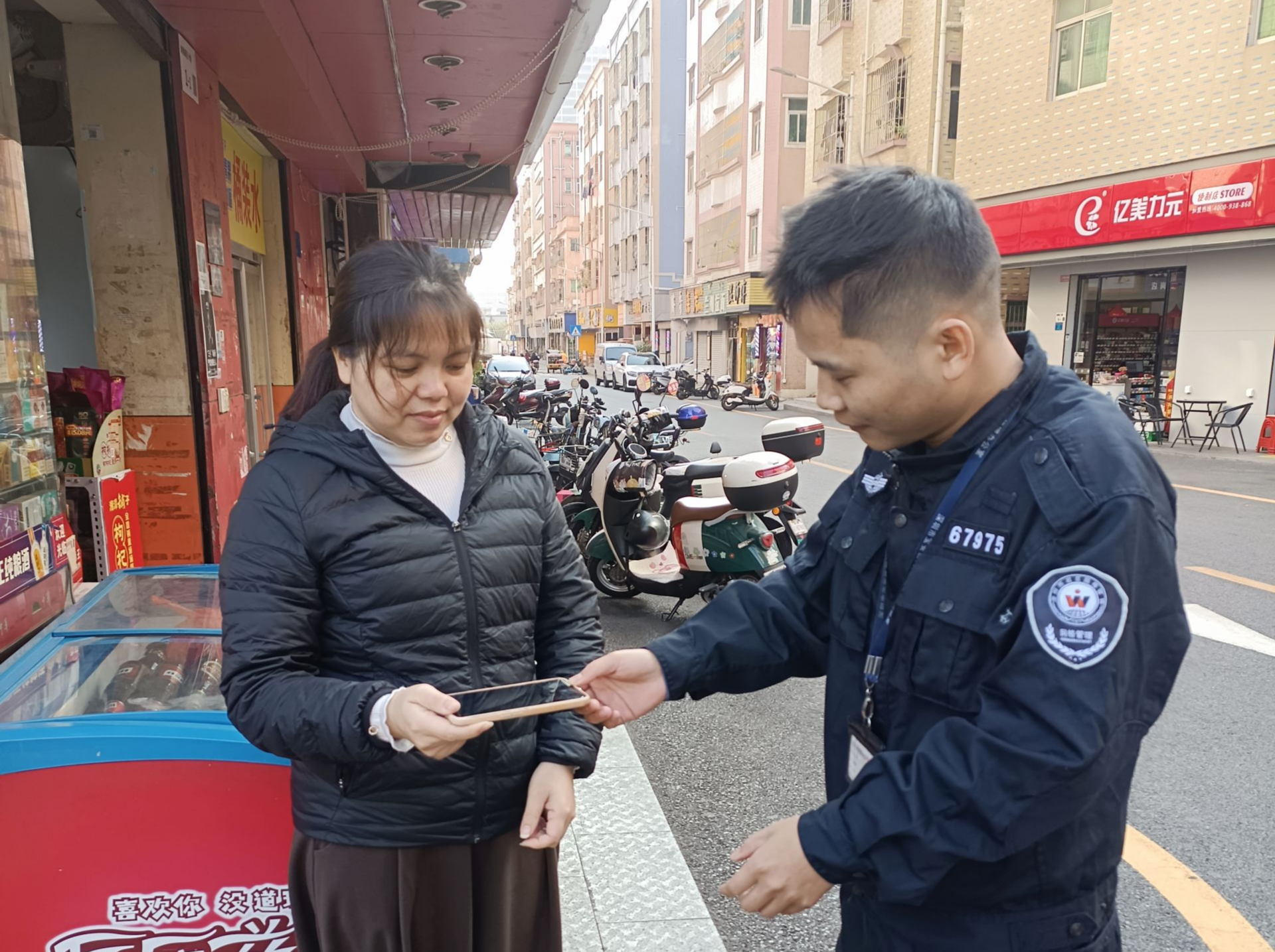点滴善举暖人心，松岗网格员走访路上好人好事连连
